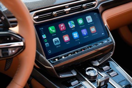 En la parte central del salpicadero monta una pantalla táctil Pure Black de 10,25 pulgadas (26 cm) con conectividad online&nbsp;