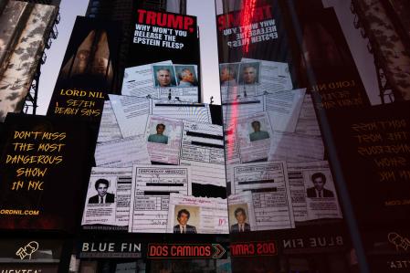 Una valla publicitaria en Times Square exige la publicación de los archivos de Epstein, con Donald Trump en el punto de mira