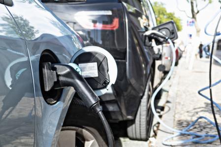 Un coche eléctrico cargando las baterías en la vía pública&nbsp;