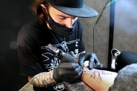 El artista del tatuaje venezolano Robbie Flaviani, en su anterior estudio en Barcelona; ahora trabaja en Glasgow