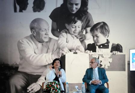 Paloma Picasso junto al director del Museo Picasso, Emmanuel Guigon) en la presentación de la exposición 'Crecer entre dos artistas'&nbsp;