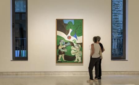 Dos visitantes contemplan 'Claude y Paloma jugando a la pelota', de Françoise Gilot, 1953 a