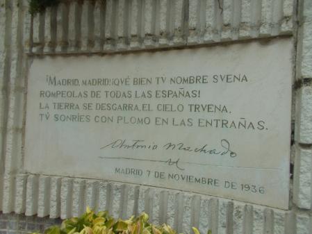 Cabeza en bronce del poeta a la altura del número 55 de la calle que lleva su nombre, en un escenario diseñado por el arquitecto municipal Joaquín Roldán.