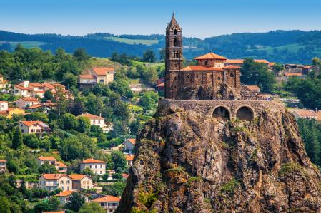 La capilla de San Miguel es un punto central en la panorámica de Le Puy-en-Velay 