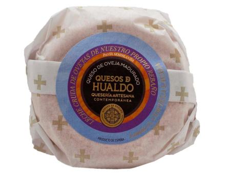 El queso Lambda de Quesos de Hualdo tiene una corteza anaranjada y es de pasta semiblanda