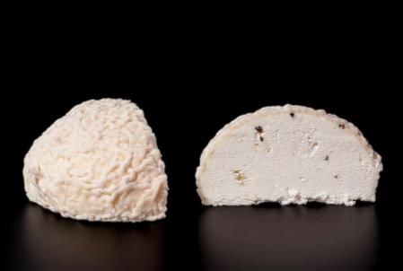 El queso Granizo de la Rueda de Cabriel es de pasta blanda y tiene un toque trufado