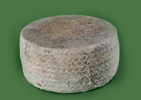 El queso Alma de Cerrón es de cabra con larga maduración: un mínimo de 72 meses de afinado en cava