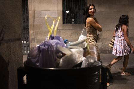 El abandono de bolsas de basura que deberían ir a los contenedores colapsa muchas papeleras