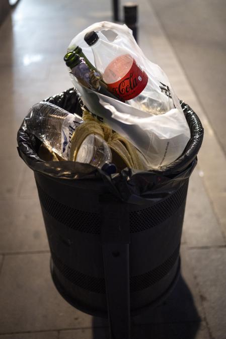 Una papelera desbordada en el centro de Barcelona