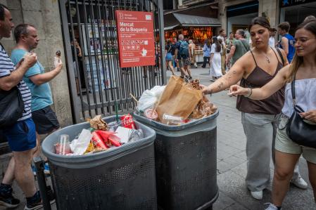 Las papeleras de los alrededores de la Boqueria se llenan estos días a toda velocidad