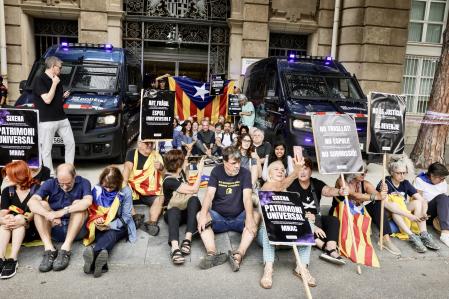 La Assamblea reunió unas cincuenta personas ante la puerta de trabajadores del MNAC