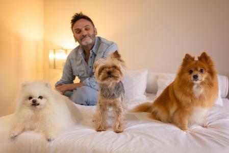 El actor no concibe la vida sin el amor que le brindan sus perras.&nbsp;