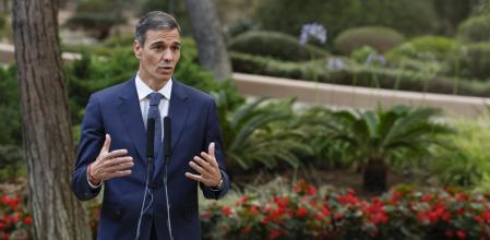 El presidente del Gobierno, Pedro Sánchez, ofrece declaraciones tras una reunión con el rey Felipe VI este martes, en el Palacio de Marivent, en Palma