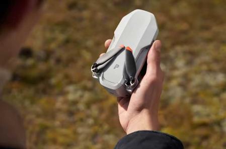 Dron plegado en una mano