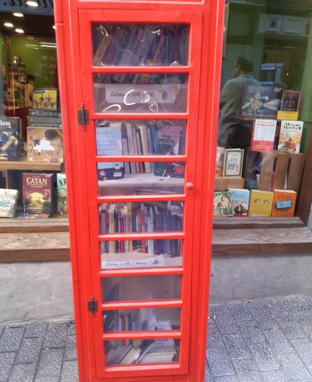 La cabina telefónica convertida en biblioteca.