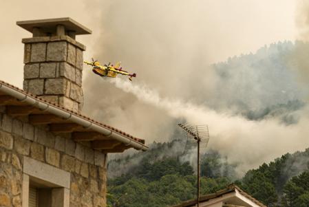 La situación del incendio que se declaró en la noche del lunes en el Barranco de las Cinco Villas, al sur de Ávila, y que avanza en dirección al municipio de El Arenal, es “muy complicada”.&nbsp;