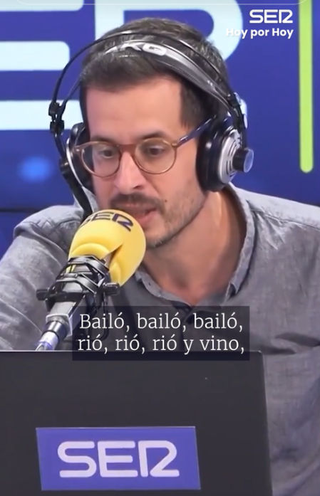 José Luis Sastre lee el epitafio de la “muerte” de Toni Acosta.