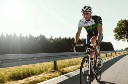 Ciclista de edad avanzada