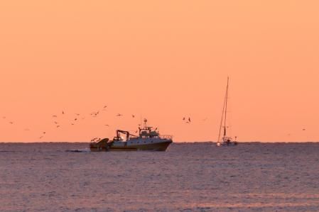 Barco de pescadores en la costa de Palamós.