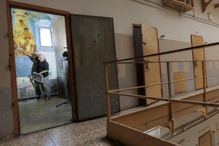 El restaurador Pere Rovira explica detalles de la restauración en el interior de la celda&nbsp;