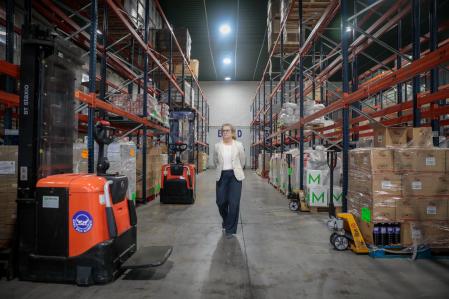 La directora del Banc dels Aliments de Barcelona, Elisabet Viladomiu, en el almacén de la entidad 