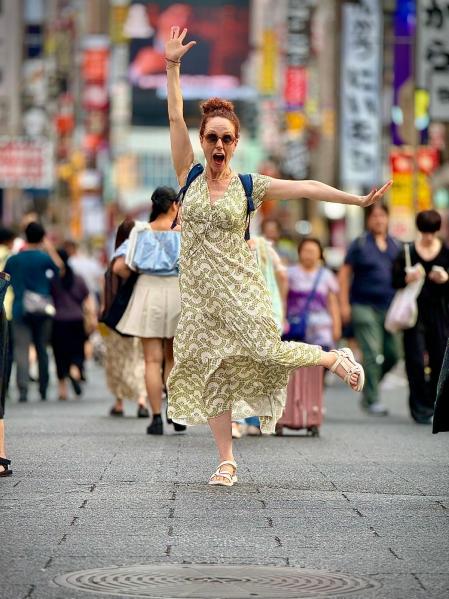 La actriz Paola Bontempi durante un viaje por Tokio