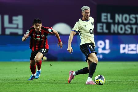 SEOUL, SOUTH KOREA - JULY 31: Robert Lewandowski of FC Barcelona controls the ball during the preseason friendly between FC Seoul and FC Barcelona at Seoul World Cup Stadium on July 31, 2025 in Seoul, South Korea. (Photo by Chung Sung-Jun/Getty Images)