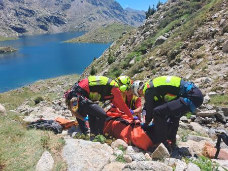 Dos bomberos GRAE y un médico del SEM preparan la evacuación del ciudadano francés sin vida 