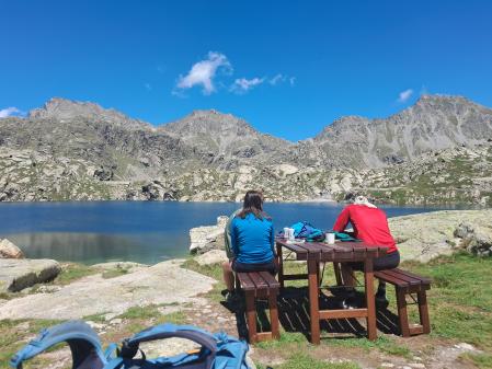 Excursionistas descansando en el refugio de Colomina