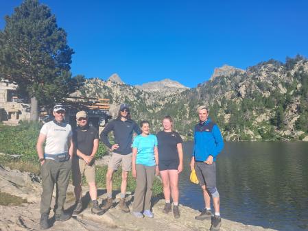 Shahina, de azul, en el centro y a la derecha, Andrew, el guía británico afincado en el Pallars Jussà, en el refugio Josep Maria Blanc 