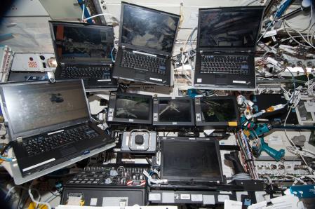 Acumulación de laptops en la ISS.