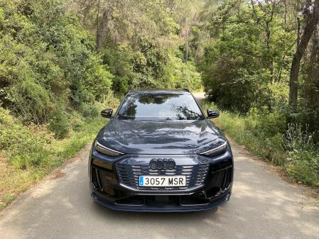 La parte frontal destaca por la gran parrilla delantera “singleframe” cerrada