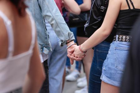 Una pareja de jóvenes en actitud cariñosa por el centro de Barcelona