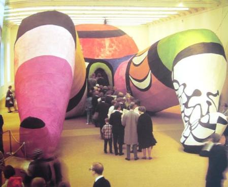 Visitants entrant a 'Hon', obra de Nikki de Saint Phalle patrocinada per Pontus Hulten, a Estocolm, el 1966&nbsp; &nbsp;&nbsp;