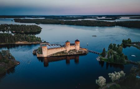 Una vista de la fortaleza, conectada únicamente por un puente de madera