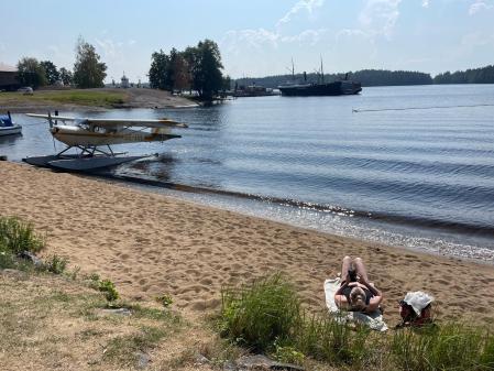 Una bañista en la playa cercana a la ópera en Savonlinna