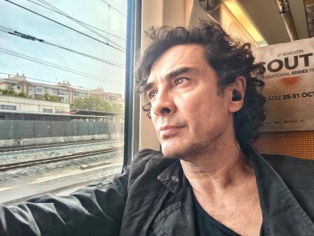El actor José Manuel Seda durante un desplazamiento en tren