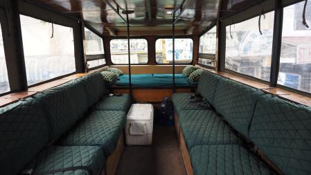 Interior del camión de viaje.