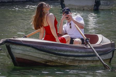 Una pareja desafía las altas temperaturas este lunes en el parque de María Luisa de Sevilla