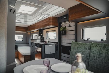 La distribución interior de la caravana Eriba Feeling se ha trabajado al milímetro