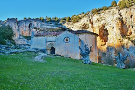 La impactante aparición de la ermita de San Bartolomé ubicada en mitad del cañón, hechiza al viajero