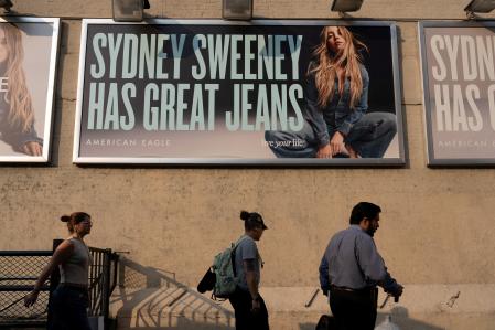 La gente camina delante de la campaña de American Eagle y Sydney Sweeney en Nueva York
