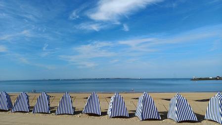 Postal de los parasoles de Royan.