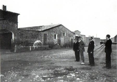 Francesc Macià delante de la fachada principal de Casa Vallmanya en octubre de 1932 junto a Joan Alavedra y dos personas más.