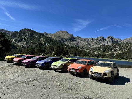 Desde el amarillo piolín hasta un rosa fucsia, pasando por el verde lima o el naranja calabaza, el abanico cromático elegido para la flota de coches Porsche Cayenne es de lo más llamativo