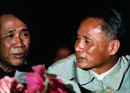 Le Duan (dcha.), primer secretario del Partido Comunista de Vietnam del Norte, con Pham Van Dong, primer ministro, en 1969