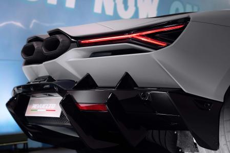 Gracias al uso extensivo de materiales ligeros, en conjunción con la extraordinaria potencia de Revuelto, este coche ofrece el mejor ratio peso-potencia de la historia de la marca: 1,75 kg/CV&nbsp;