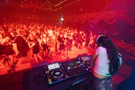 La dj hace bailar a los reunidos en La Paloma, una sala histórica que vive una segunda vida