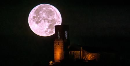 La luna de camino al horizonte.