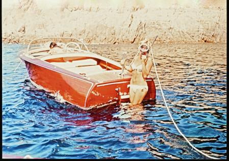 Junto a su lancha Riva, a punto de bucear en el Mediterráneo